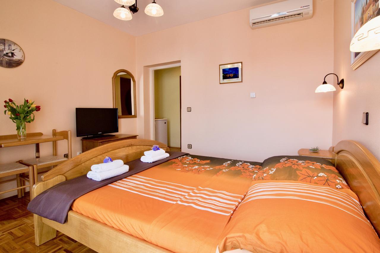 Hotel Pansion Adria Sveti Filip i Jakov Exterior foto