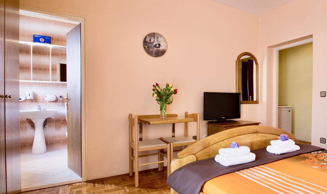 Hotel Pansion Adria Sveti Filip i Jakov Exterior foto